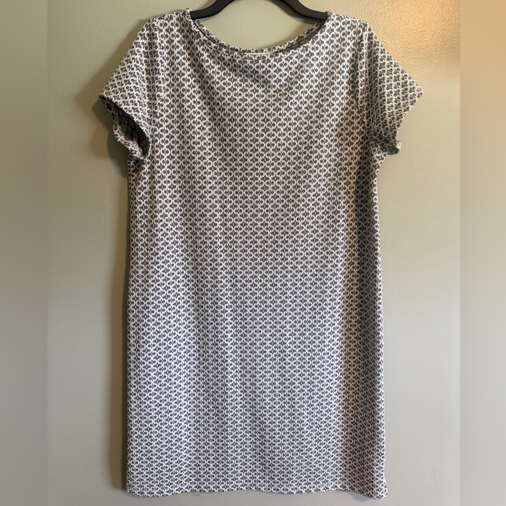 LOFT White and Gray Patterned Shift Dress